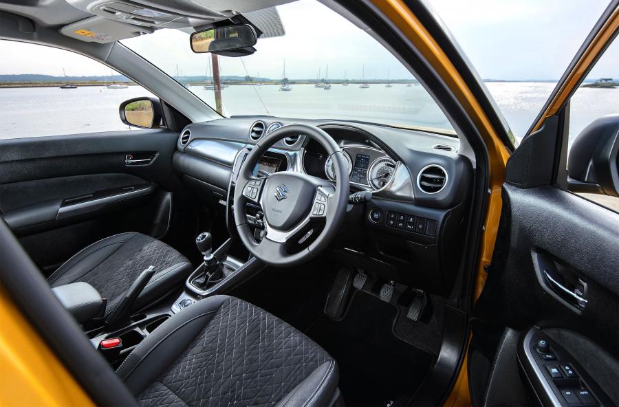 Интерьер Suzuki Vitara SZ5 with Accessories 2019 года  (UK) (фото 3 из 27)